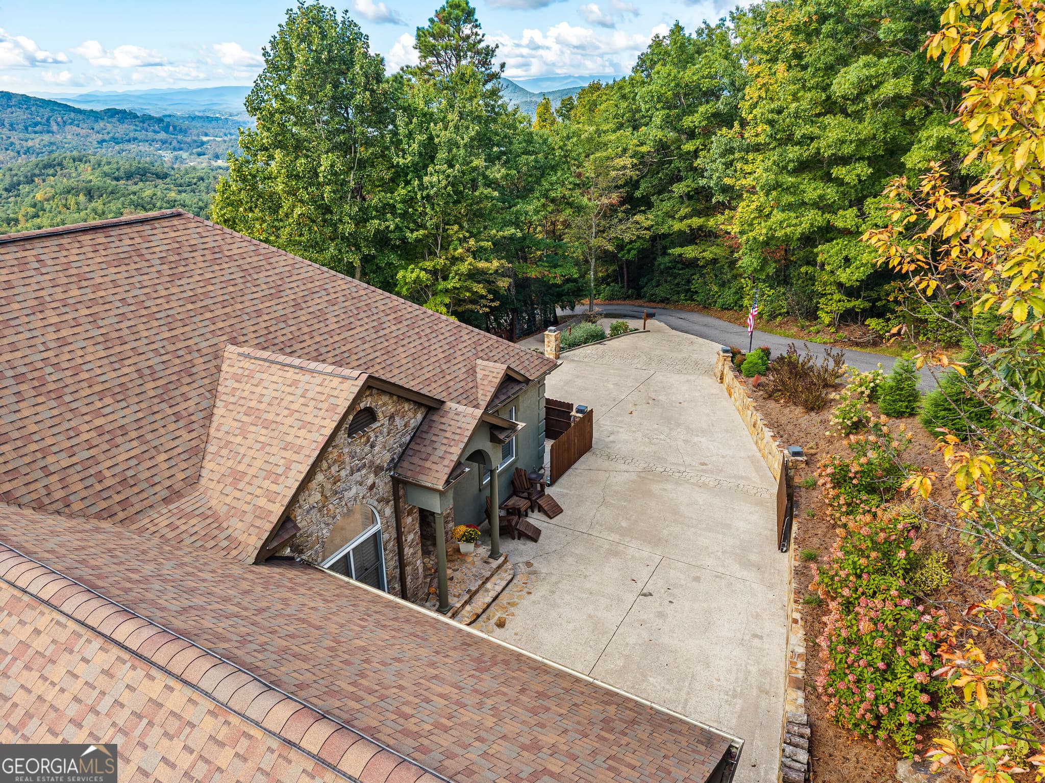 5 bedroom, 4.5 bathroom single family residence under contract at 2602 The Ridges, Hiawassee, GA 30546 — photo 8