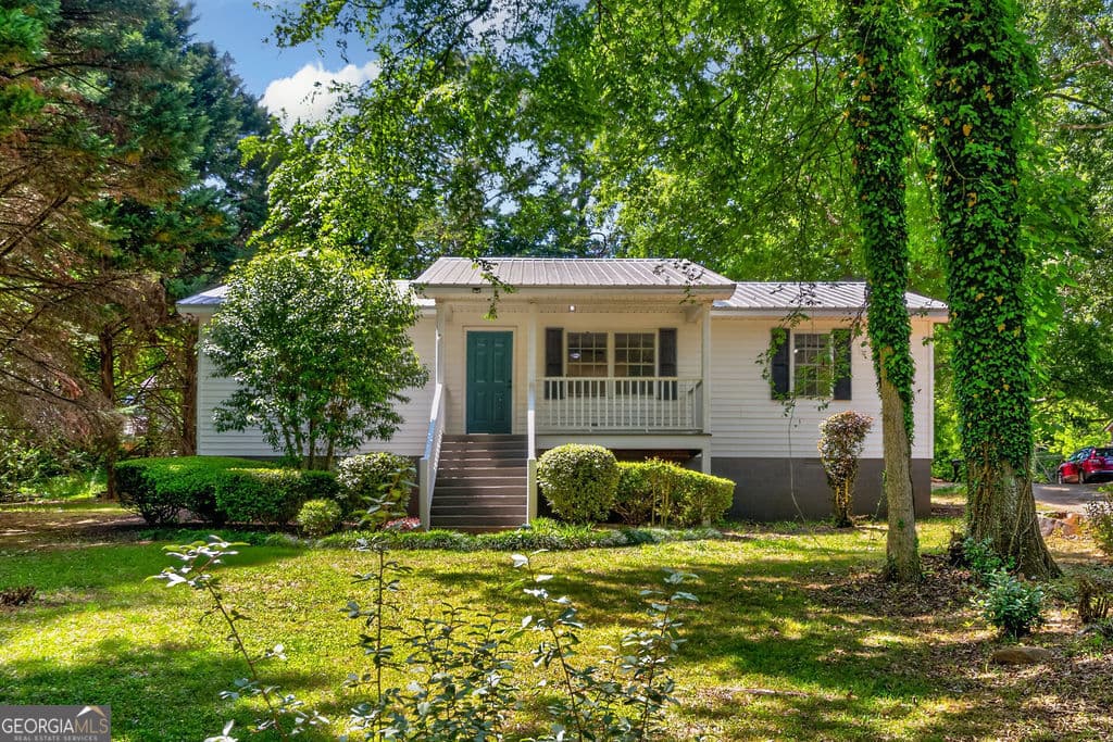 3 bedroom, 2 bathroom, 1,288 sq ft single family residence for sale at 108 Gordon Street, Greensboro, GA 30642