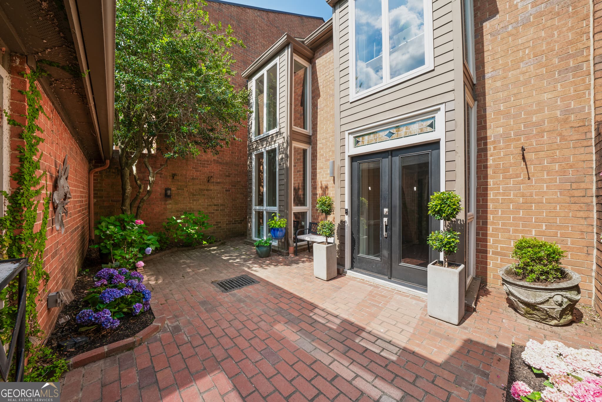 3 bedroom, 3.5 bathroom, 3,486 sq ft condominium sold at 3 Willow Glen, Atlanta, GA 30342