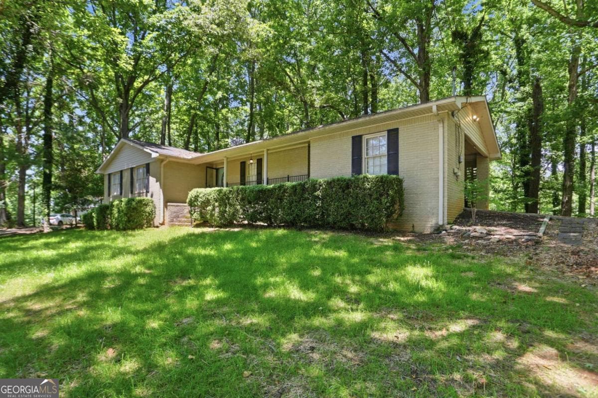 3 bedroom, 2 bathroom, 1,880 sq ft single family residence for sale at 3082 Lake Ranch Drive, Gainesville, GA 30506 — photo 3