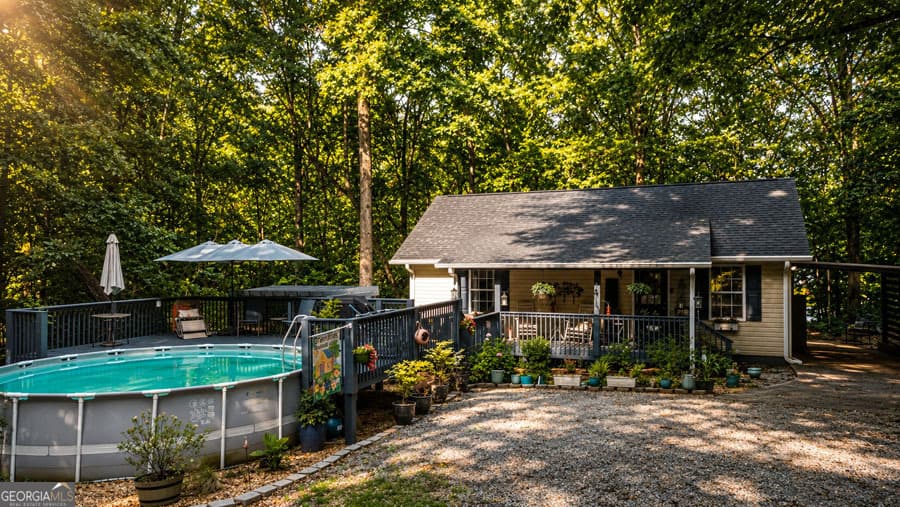 2 bedroom, 1 bathroom, 988 sq ft single family residence for sale at 26 Chief Lane, Hartwell, GA 30643 — photo 1 of 19