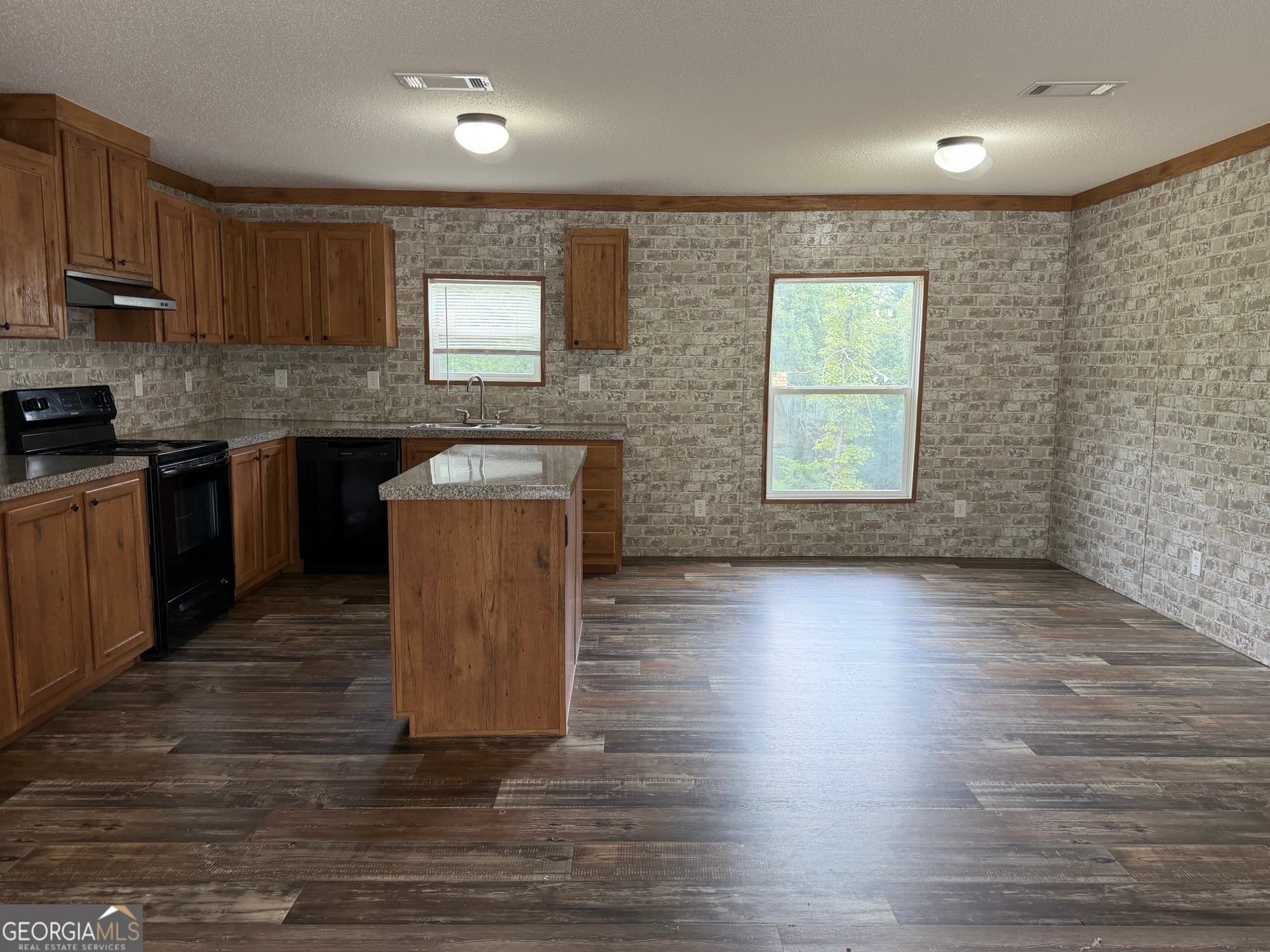 5 bedroom, 3 bathroom, 2,304 sq ft manufactured home,single family residence for sale at 342 Wellington Drive, Byron, GA 31008 — photo 4