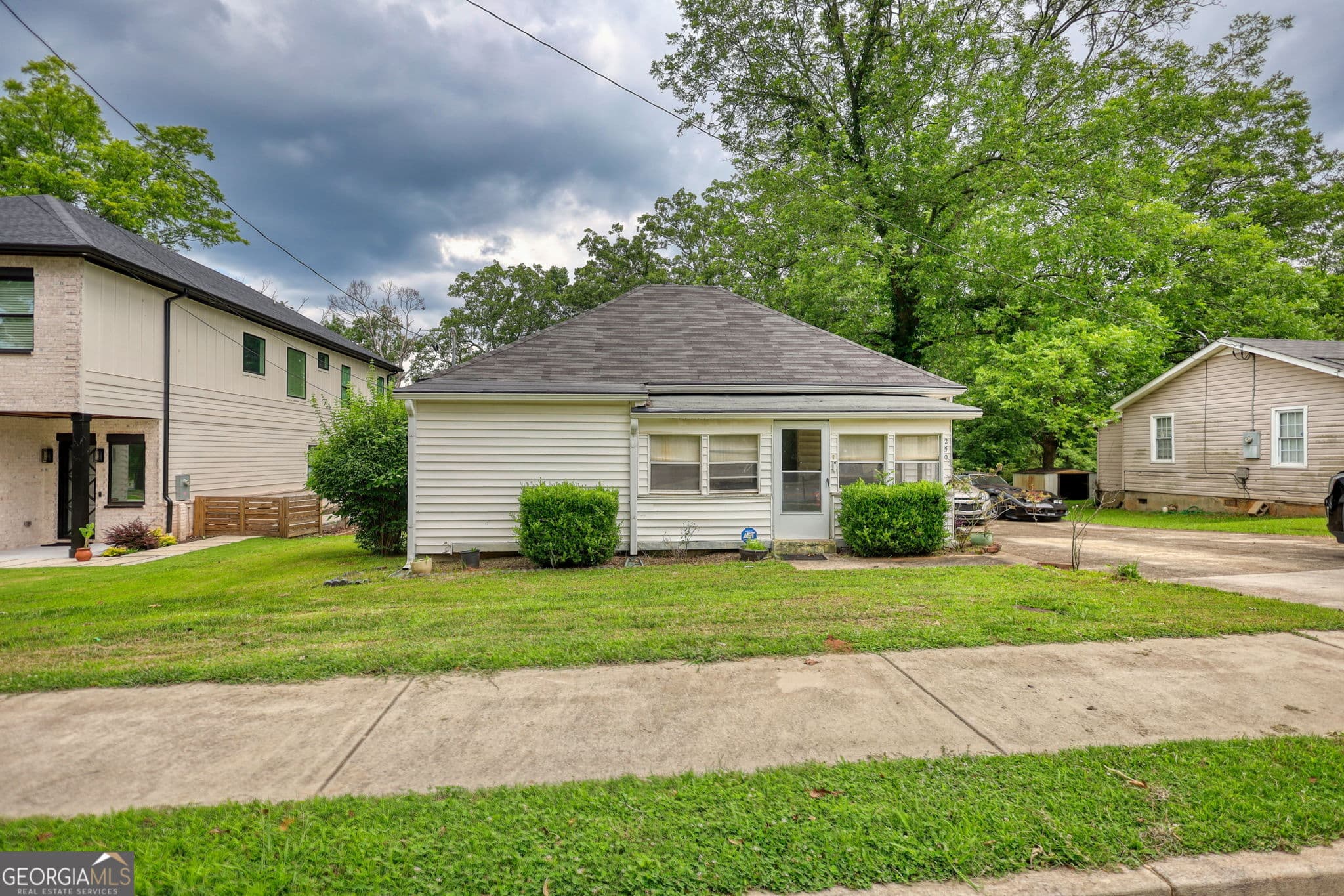 3 bedroom, 1 bathroom, 1,128 sq ft single family residence for sale at 250 Bona Road, Buford, GA 30518 — photo 1 of 32