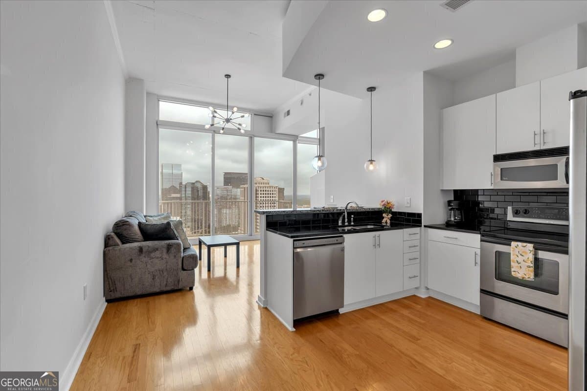 1 bedroom, 1 bathroom, 701 sq ft condominium sold at 860 Peachtree Street 2815, Atlanta, GA 30308