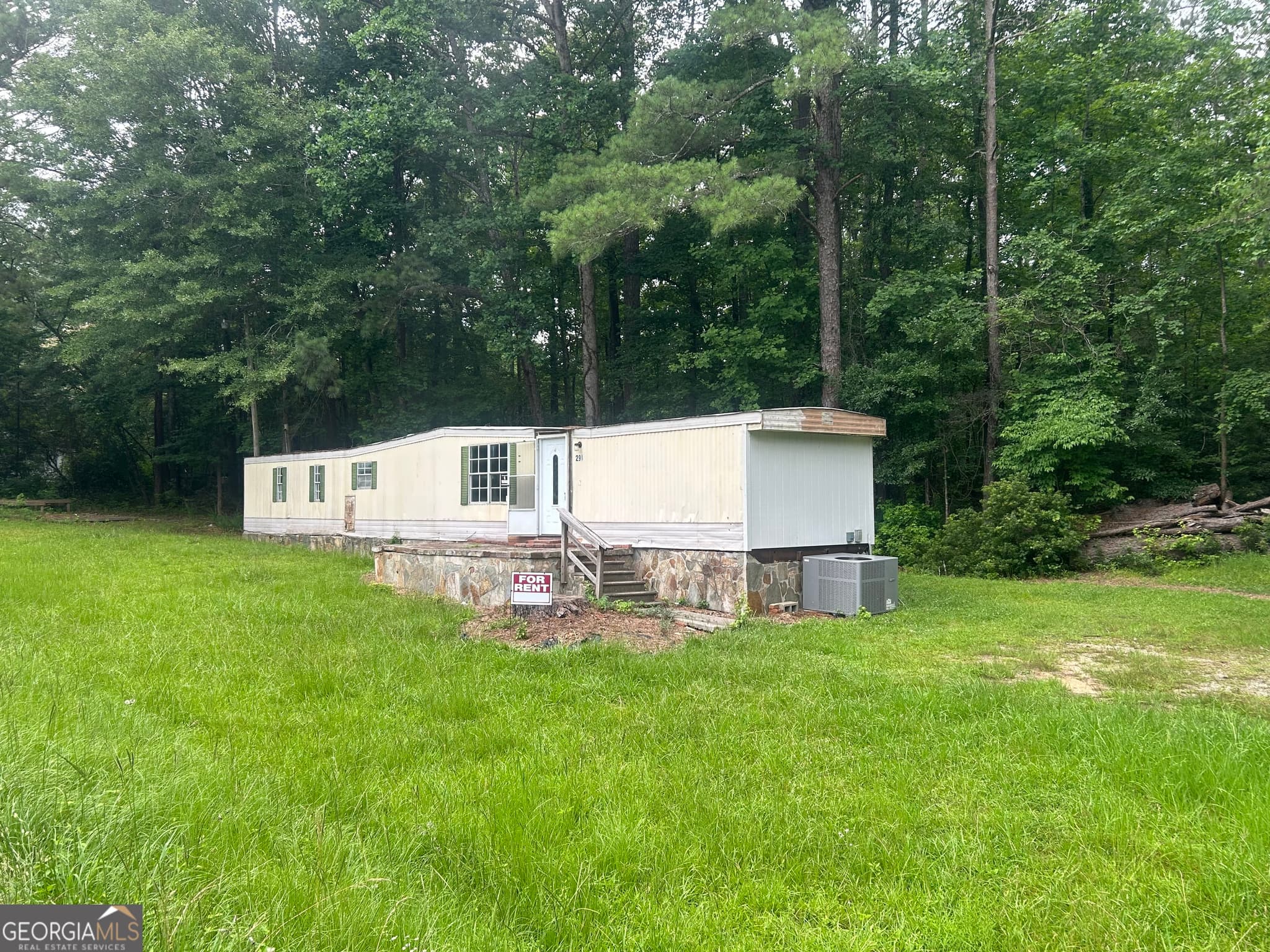 2 bedroom, 2 bathroom, 828 sq ft single family residence for sale at 294 Turner Road, Newnan, GA 30263