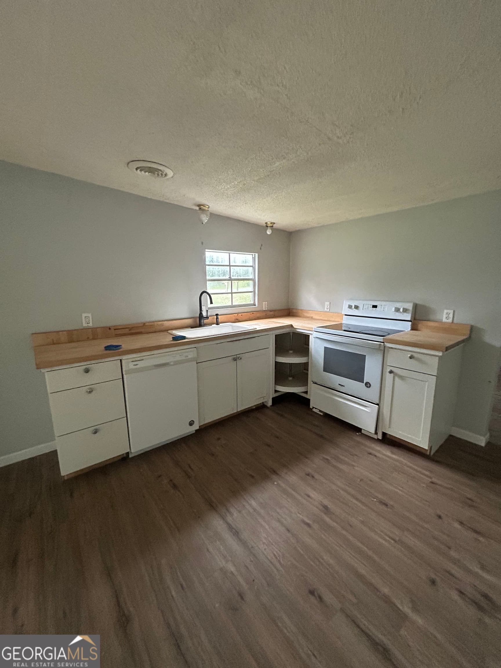 2 bedroom, 2 bathroom, 828 sq ft single family residence for sale at 294 Turner Road, Newnan, GA 30263 — photo 5