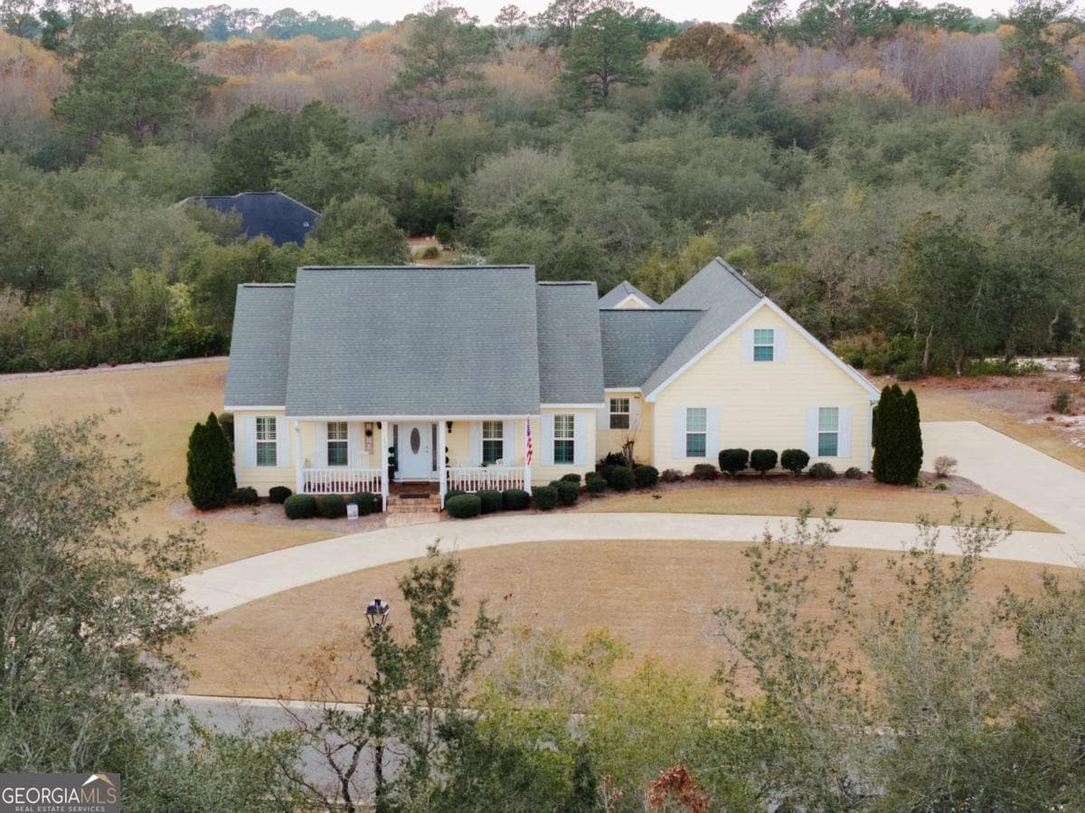 3 bedroom, 2.5 bathroom, 2,156 sq ft single family residence sold at 105 Plantation Pines Drive, Blackshear, GA 31516
