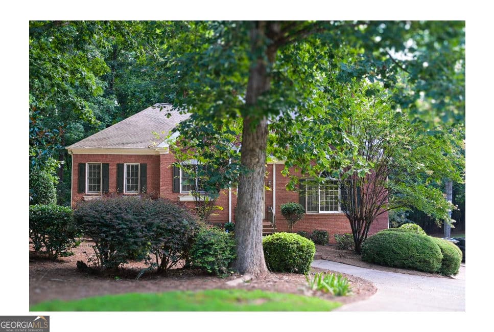 5 bedroom, 3 bathroom, 3,321 sq ft single family residence for rent at 3885 Waterford Drive, Suwanee, GA 30024 for $3,300 a month — photo 2