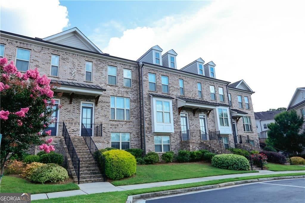 3 bedroom, 3.5 bathroom, 2,150 sq ft townhouse for sale at 2117 Parkside Glen View, Duluth, GA 30097 — photo 2