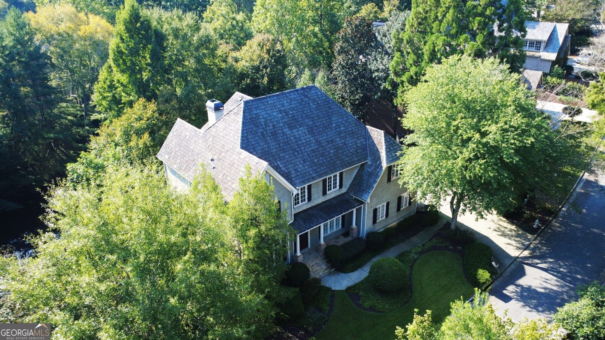 5 bedroom, 4.5 bathroom, 4,283 sq ft single family residence for sale at 4595 Peachtree Dunwoody Road, Sandy Springs, GA 30342 — photo 2