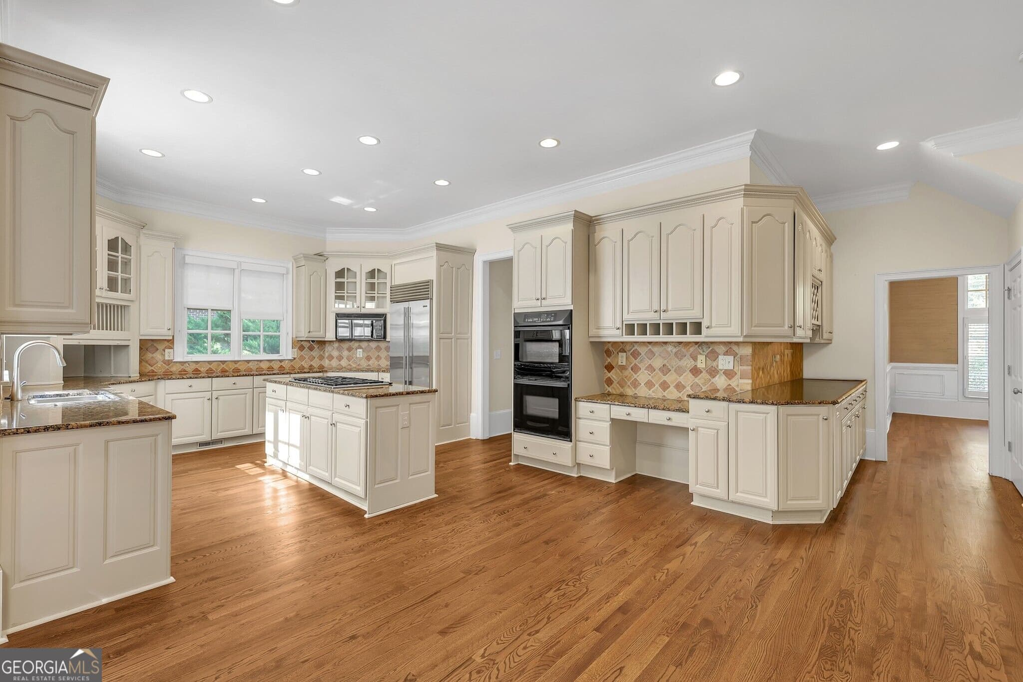 5 bedroom, 4.5 bathroom, 4,283 sq ft single family residence for sale at 4595 Peachtree Dunwoody Road, Sandy Springs, GA 30342 — photo 6