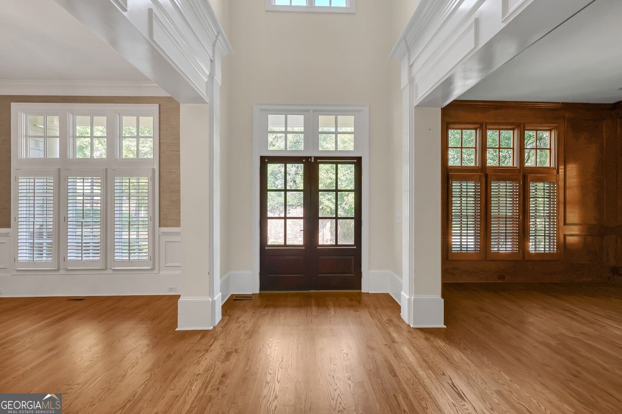 5 bedroom, 4.5 bathroom, 4,283 sq ft single family residence for sale at 4595 Peachtree Dunwoody Road, Sandy Springs, GA 30342 — photo 3