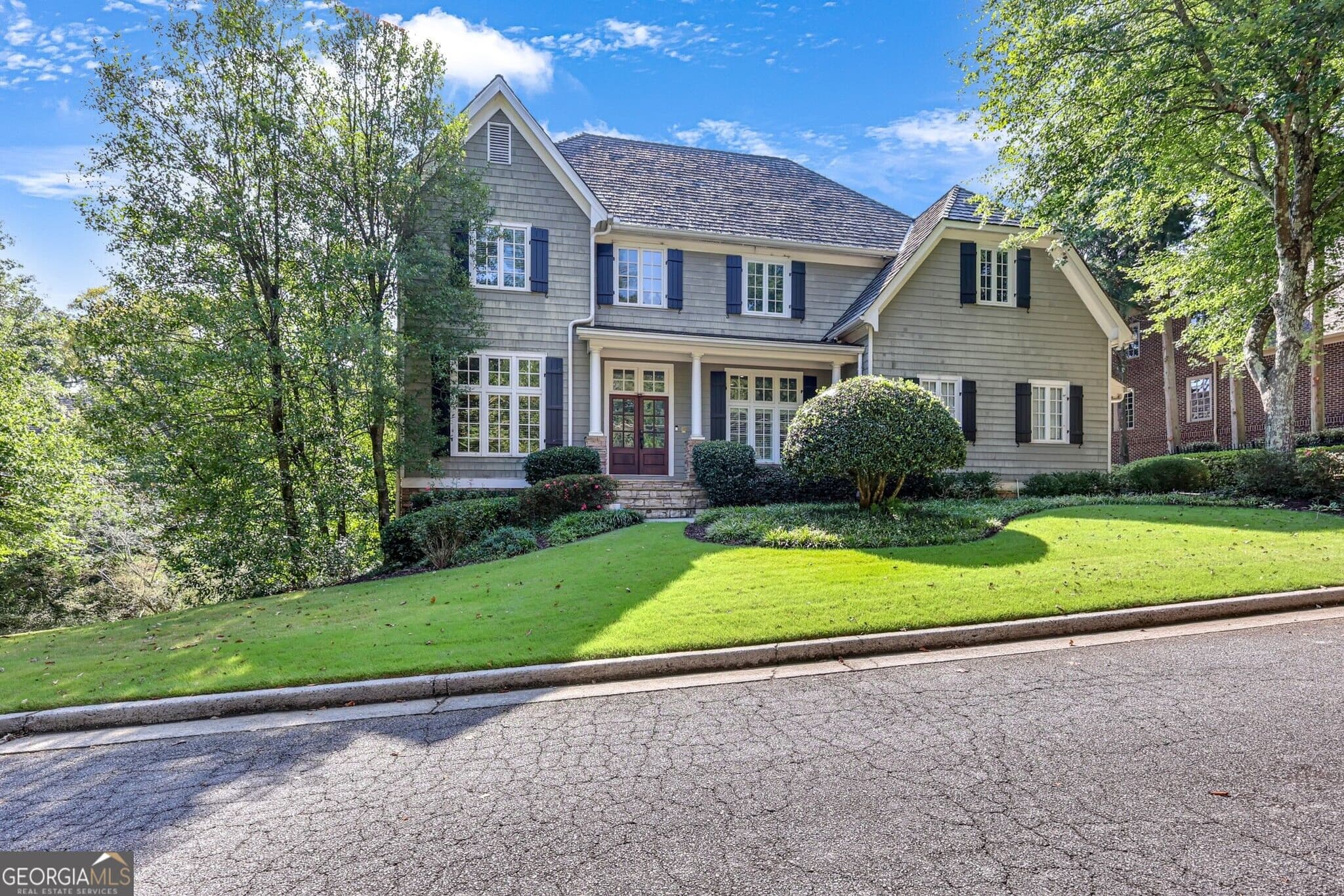 5 bedroom, 4.5 bathroom, 4,283 sq ft single family residence for sale at 4595 Peachtree Dunwoody Road, Sandy Springs, GA 30342 — photo 1 of 20