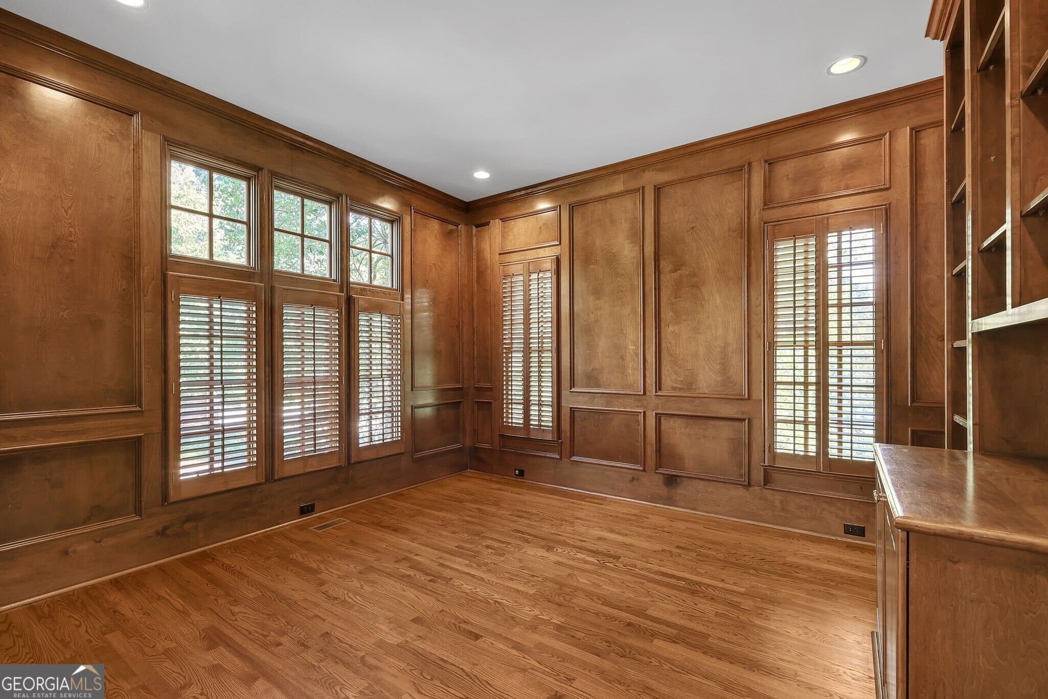 5 bedroom, 4.5 bathroom, 4,283 sq ft single family residence for sale at 4595 Peachtree Dunwoody Road, Sandy Springs, GA 30342 — photo 4