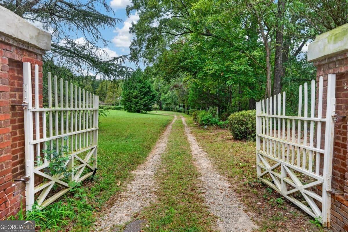 3 bedroom, 3.5 bathroom, 3,617 sq ft single family residence for sale at 421 N Madison Avenue, Eatonton, GA 31024 — photo 6