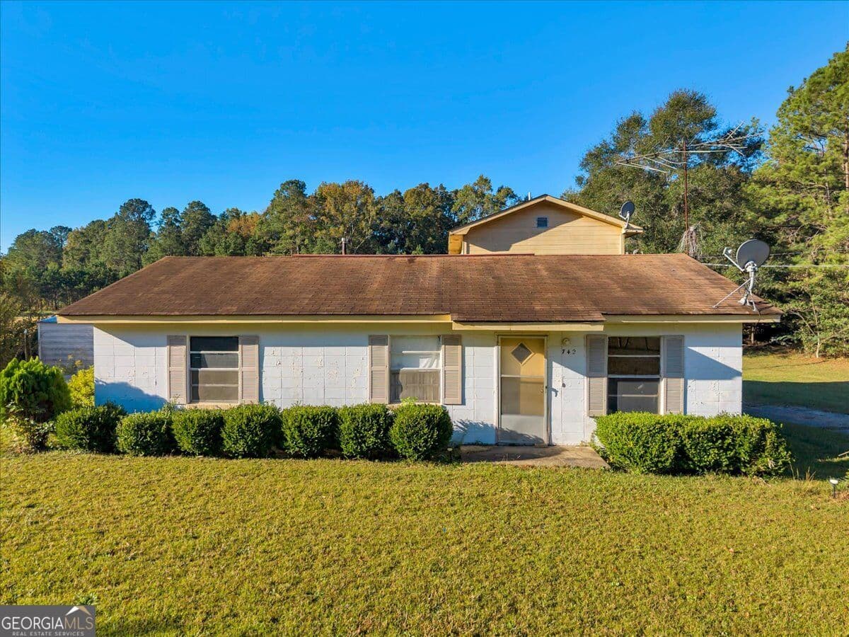 4 bedroom, 2 bathroom, 1,640 sq ft single family residence for sale at 742 Cary Road, Cochran, GA 31014