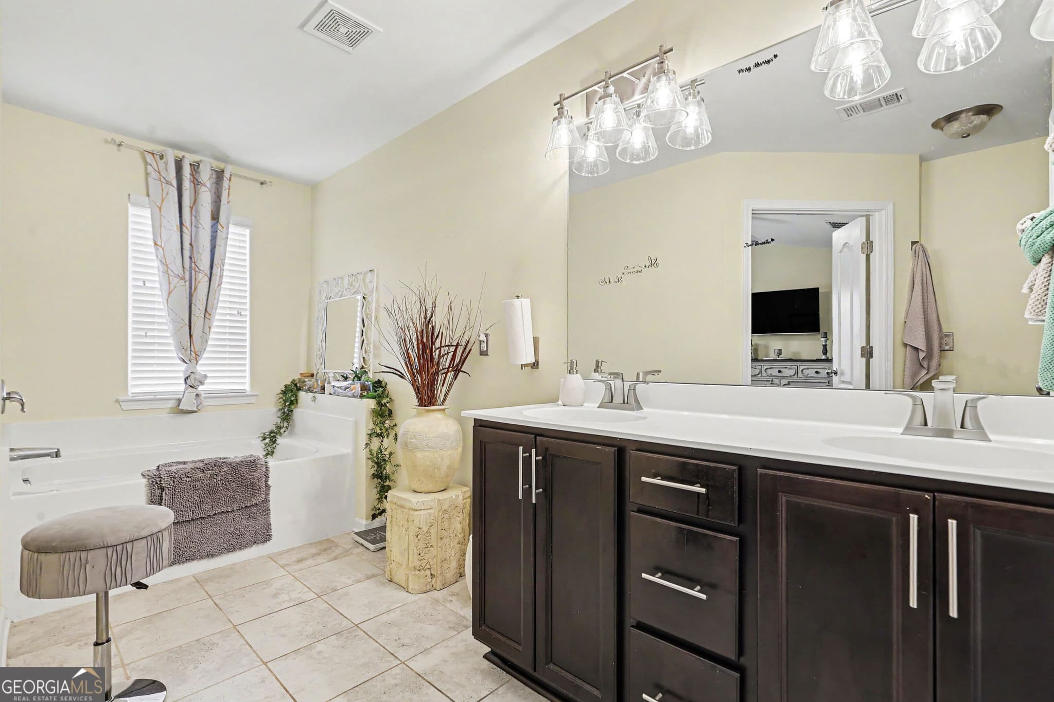 3 bedroom, 2.5 bathroom, 1,968 sq ft townhouse for sale at 5563 Radford Loop, Fairburn, GA 30213 — photo 4
