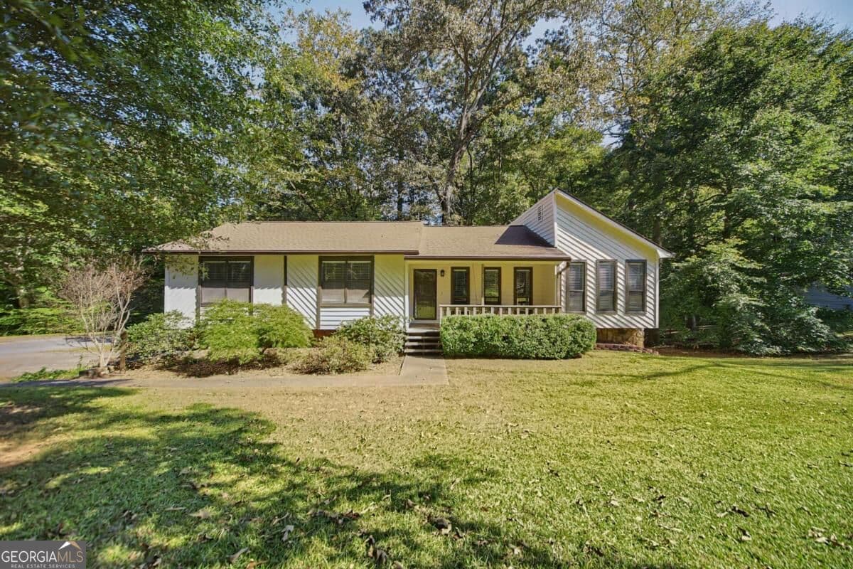 3 bedroom, 2 bathroom, 1,520 sq ft single family residence for sale at 136 Farmington Drive, Woodstock, GA 30188 — photo 1 of 26