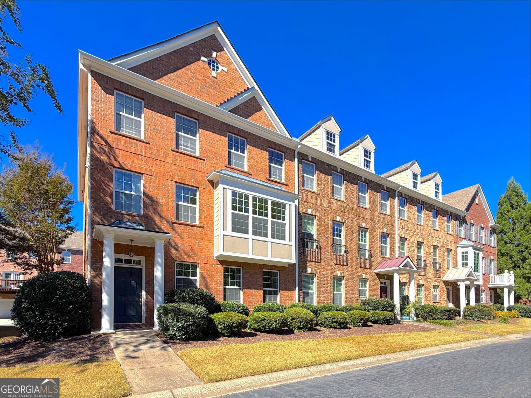 3 bedroom, 3 bathroom, 2,700 sq ft townhouse for rent at 10507 Holliwell Court, Johns Creek, GA 30097 for $2,895 a month — photo 2