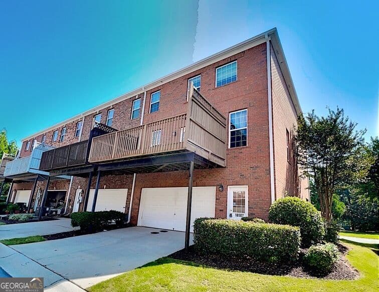 3 bedroom, 3 bathroom, 2,700 sq ft townhouse for rent at 10507 Holliwell Court, Johns Creek, GA 30097 for $2,895 a month — photo 3
