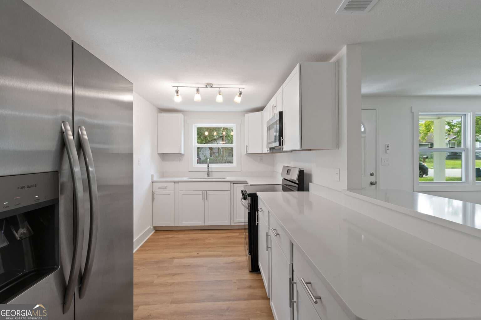 3 bedroom, 2 bathroom, 1,164 sq ft single family residence for sale at 2929 Union Street, Brunswick, GA 31520 — photo 3