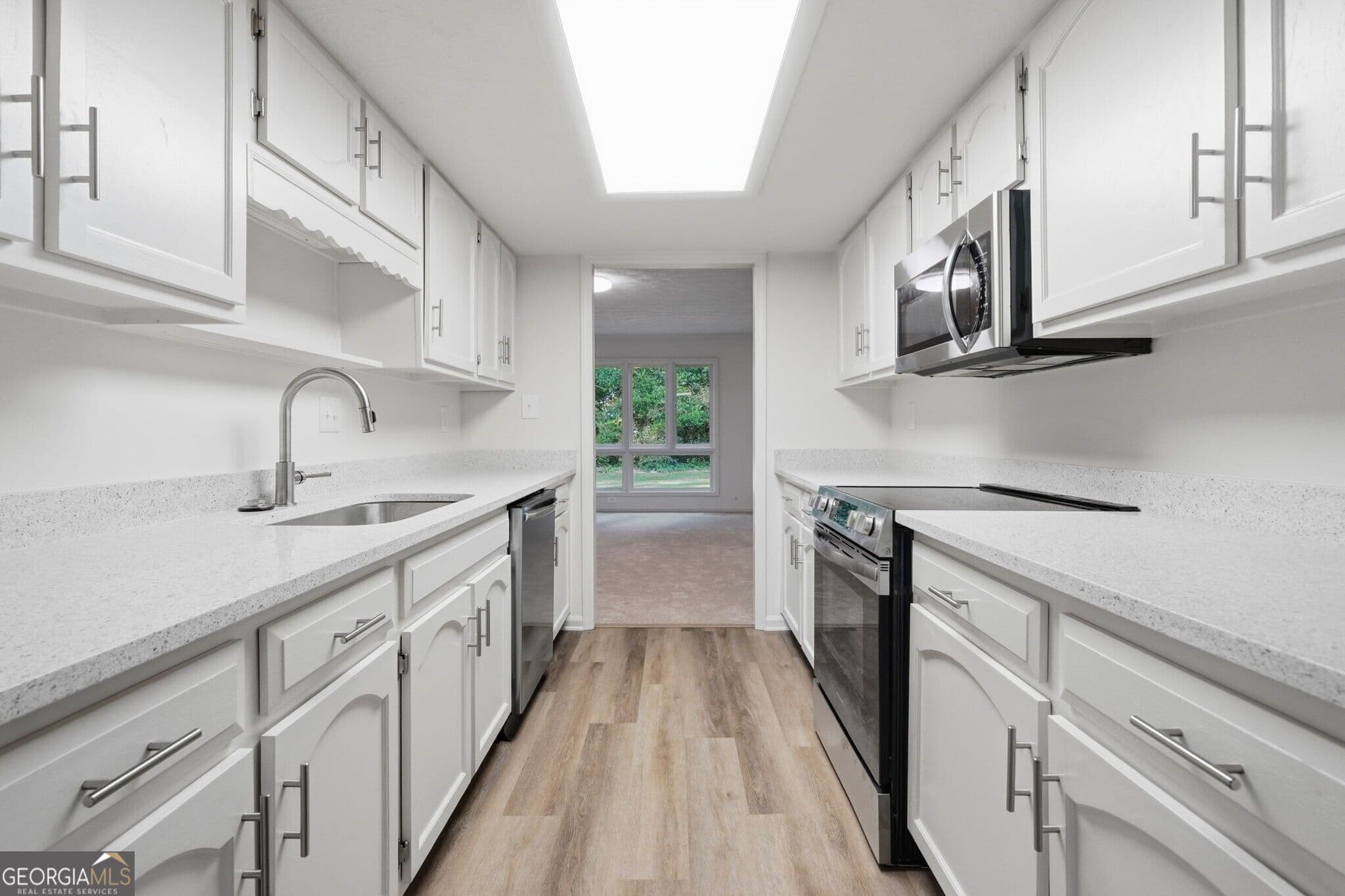 3 bedroom, 2.5 bathroom, 2,228 sq ft townhouse for sale at 3229 Clairmont North, Atlanta, GA 30329 — photo 3