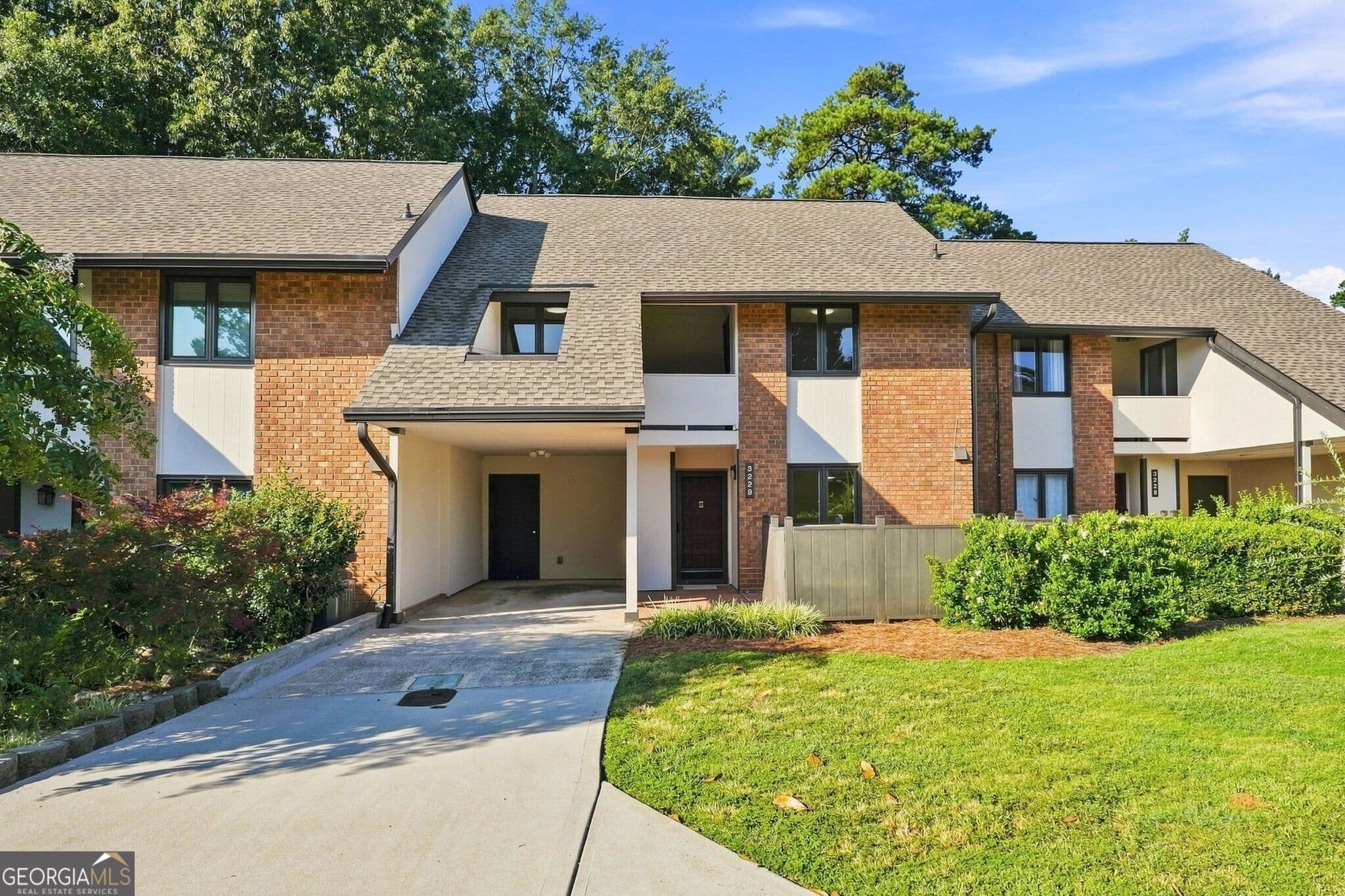 3 bedroom, 2.5 bathroom, 2,228 sq ft townhouse for sale at 3229 Clairmont North, Atlanta, GA 30329 — photo 1 of 39