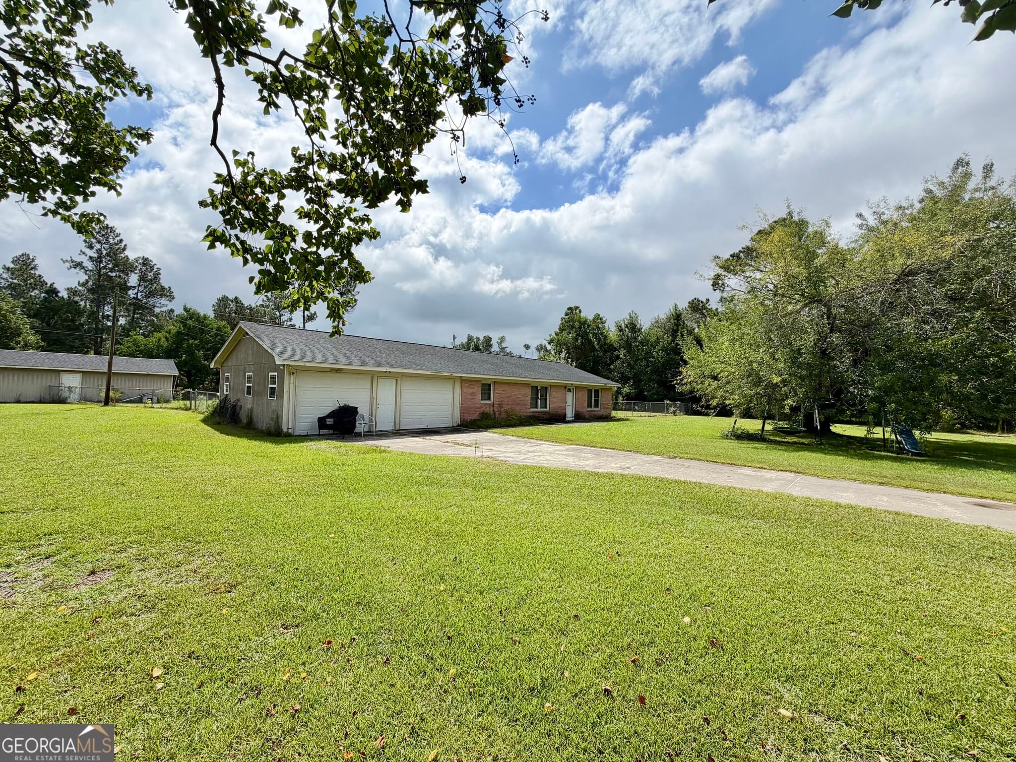 3 bedroom, 2 bathroom, 1,650 sq ft single family residence for sale at 10 N Osage Lane, Hazlehurst, GA 31539 — photo 2