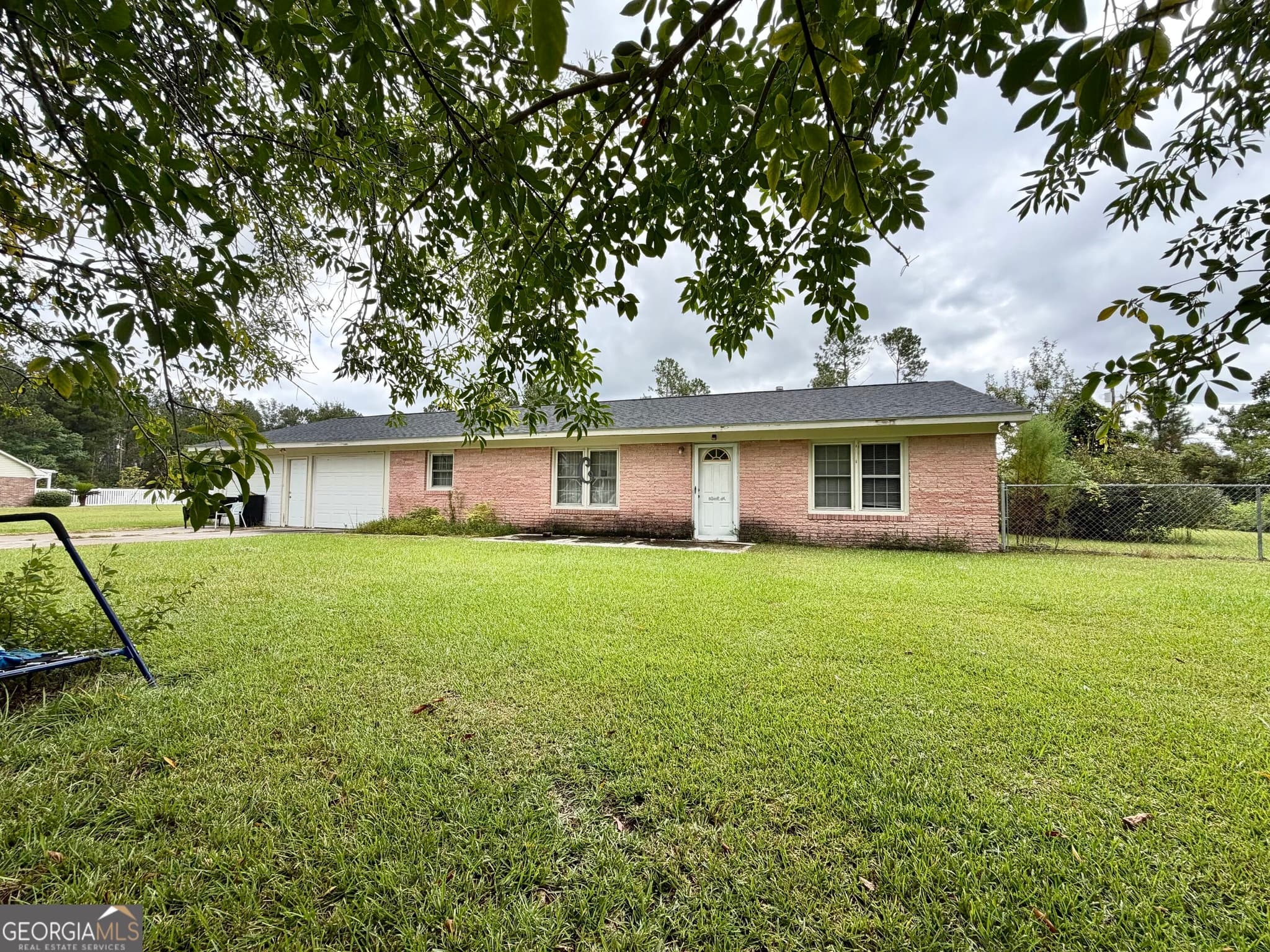 3 bedroom, 2 bathroom, 1,650 sq ft single family residence for sale at 10 N Osage Lane, Hazlehurst, GA 31539