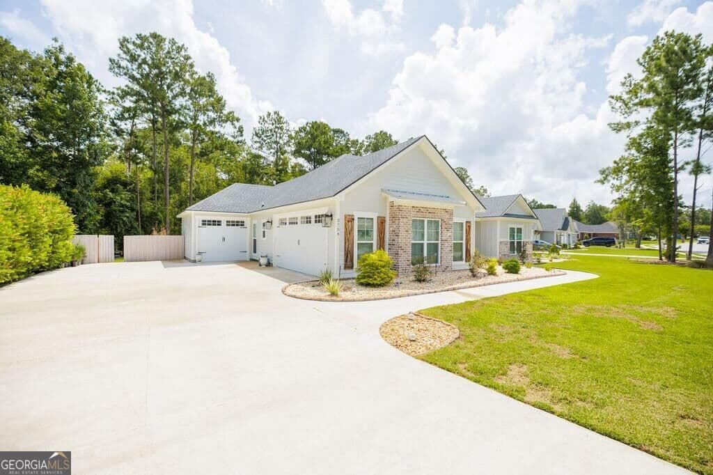 4 bedroom, 3 bathroom, 2,493 sq ft single family residence for sale at 3754 Knights Mill Drive, Valdosta, GA 31605 — photo 2