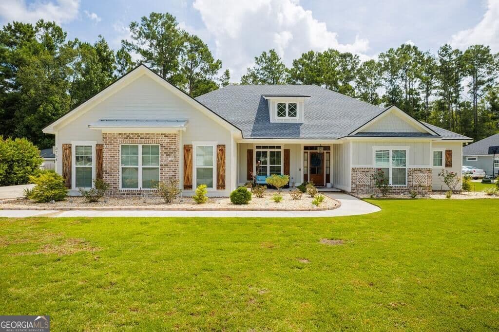 4 bedroom, 3 bathroom, 2,493 sq ft single family residence for sale at 3754 Knights Mill Drive, Valdosta, GA 31605