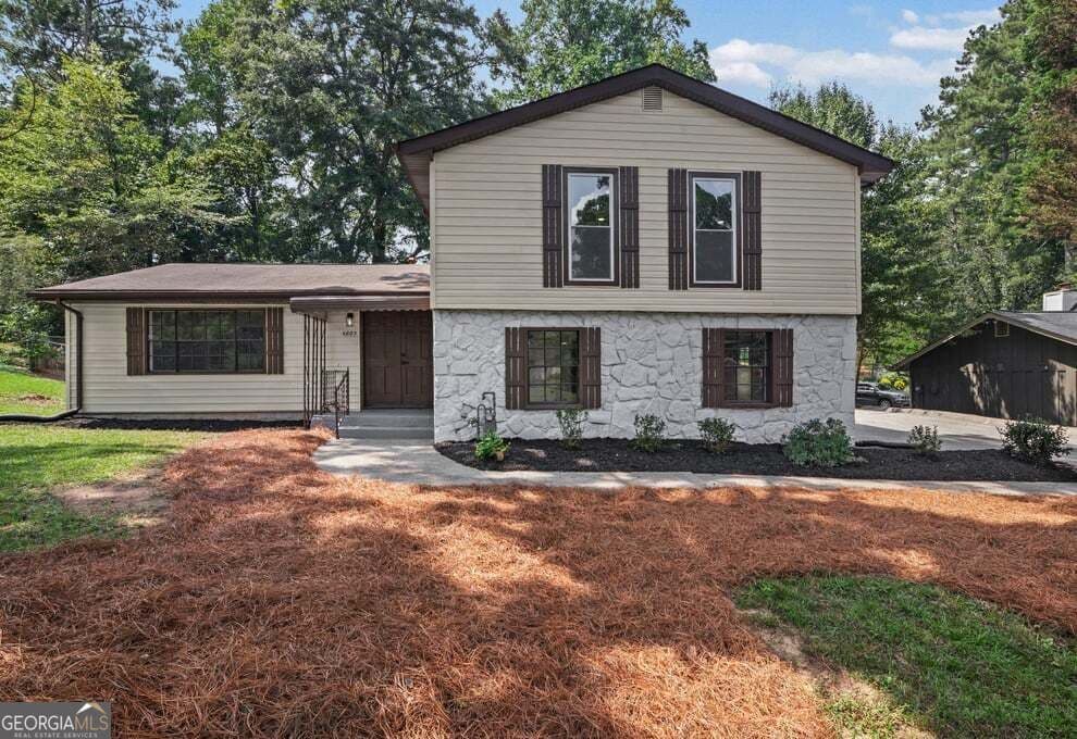 3 bedroom, 2.5 bathroom, 2,325 sq ft single family residence for sale at 6883 Creekmoor Lane, Riverdale, GA 30296 — photo 3