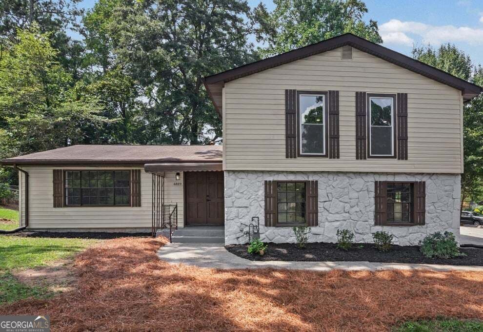 3 bedroom, 2.5 bathroom, 2,325 sq ft single family residence for sale at 6883 Creekmoor Lane, Riverdale, GA 30296 — photo 5