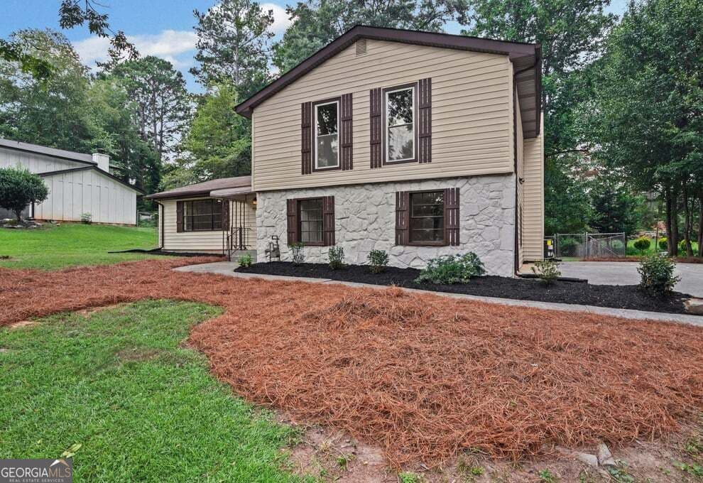 3 bedroom, 2.5 bathroom, 2,325 sq ft single family residence for sale at 6883 Creekmoor Lane, Riverdale, GA 30296 — photo 4