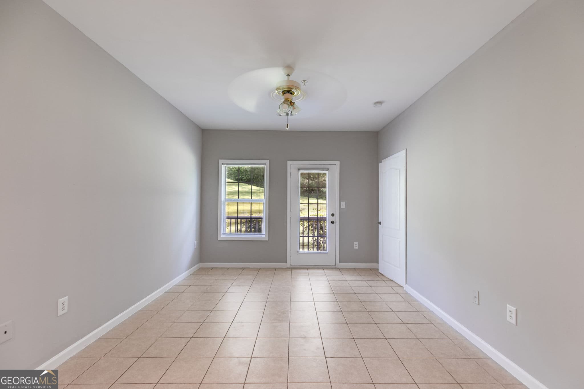 3 bedroom, 2 bathroom, 1,140 sq ft condominium for sale at 7712 Autry Circle 701, Douglasville, GA 30134 — photo 2