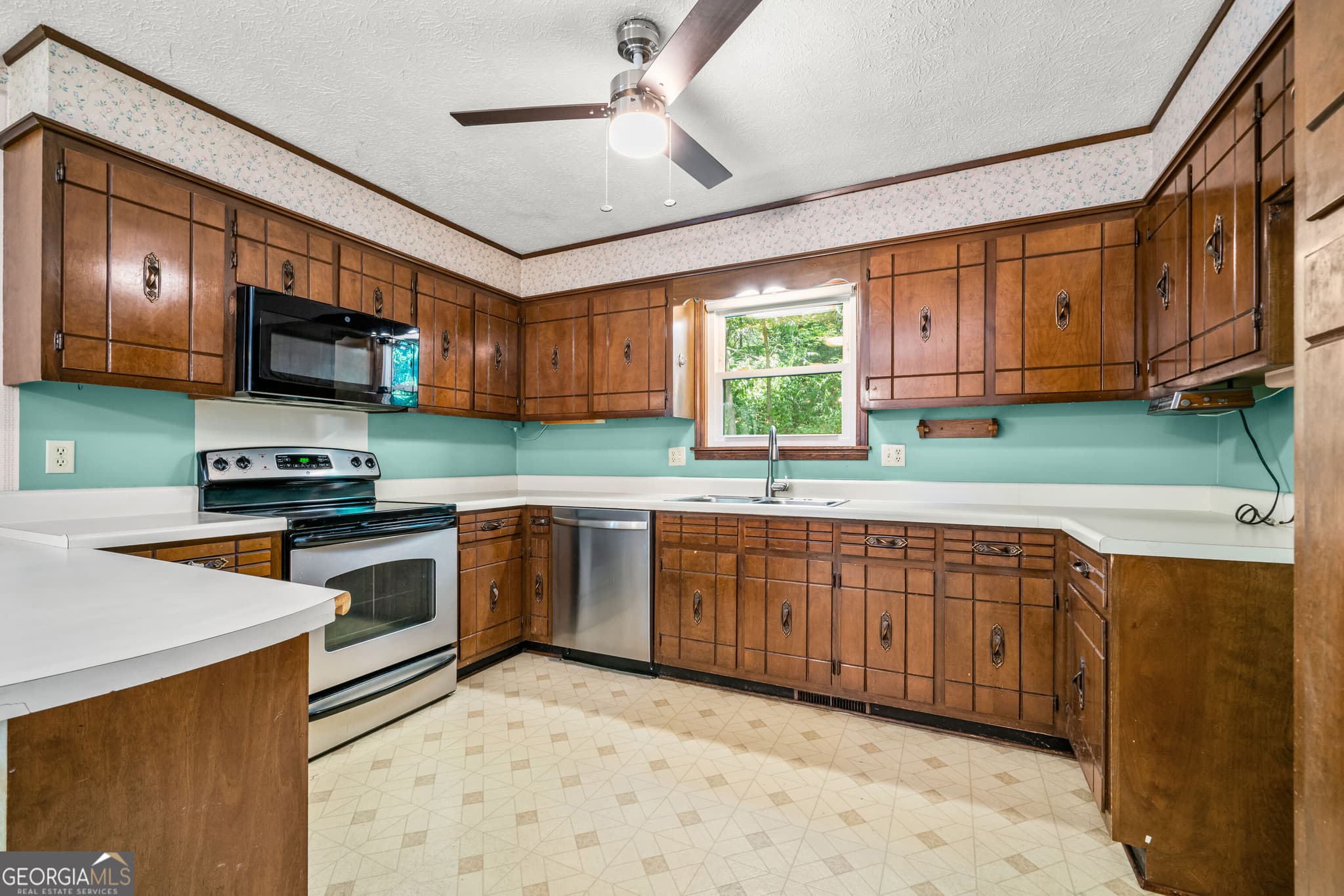 3 bedroom, 2 bathroom, 1,837 sq ft single family residence for sale at 106 Thornwood Drive, Rome, GA 30165 — photo 8