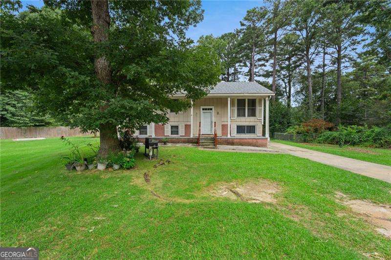 4 bedroom, 2.5 bathroom, 2,214 sq ft single family residence for sale at 1140 Pineglen Drive, Riverdale, GA 30296 — photo 2