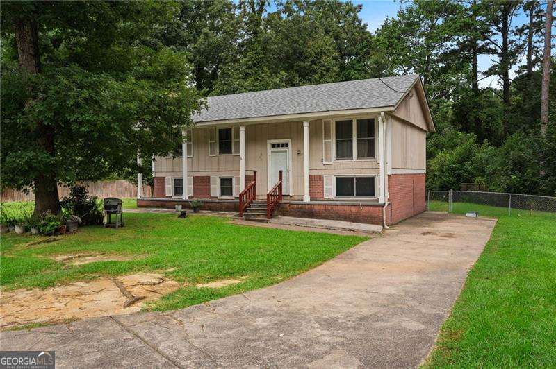 4 bedroom, 2.5 bathroom, 2,214 sq ft single family residence for sale at 1140 Pineglen Drive, Riverdale, GA 30296 — photo 3