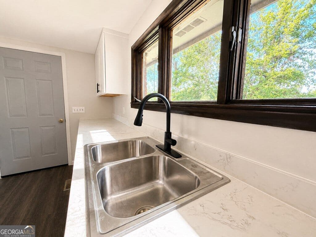 3 bedroom, 2 bathroom, 1,956 sq ft single family residence for sale at 1604 S 11th Street, Cordele, GA 31015 — photo 4