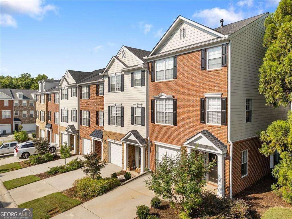 3 bedroom, 2.5 bathroom, 1,960 sq ft townhouse for sale at 3796 Chattahoochee Summit Drive 29, Atlanta, GA 30339 — photo 2