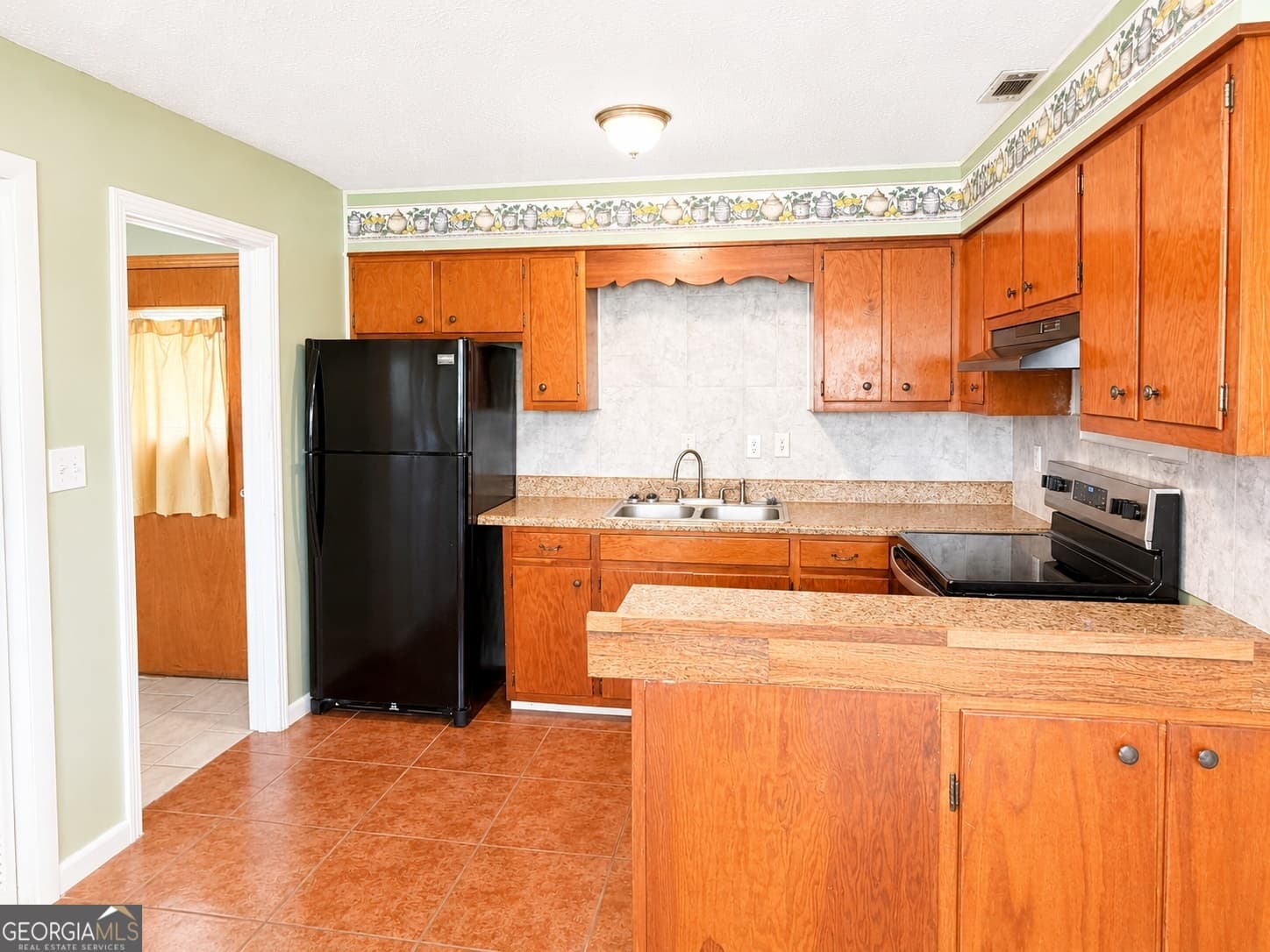 3 bedroom, 1.5 bathroom, 1,392 sq ft single family residence for sale at 2021 Tebeau Street, Waycross, GA 31501 — photo 4