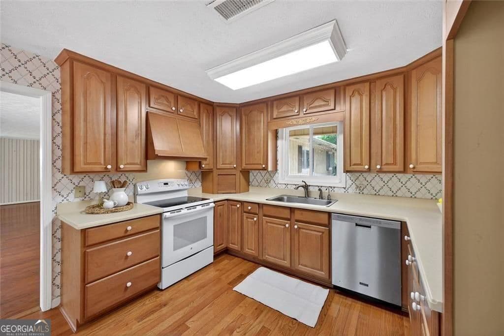 5 bedroom, 3 bathroom, 3,051 sq ft single family residence for sale at 8 Wellington Way, Rome, GA 30161 — photo 6