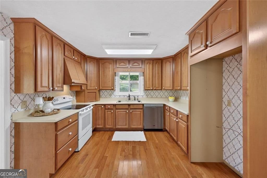 5 bedroom, 3 bathroom, 3,051 sq ft single family residence for sale at 8 Wellington Way, Rome, GA 30161 — photo 5