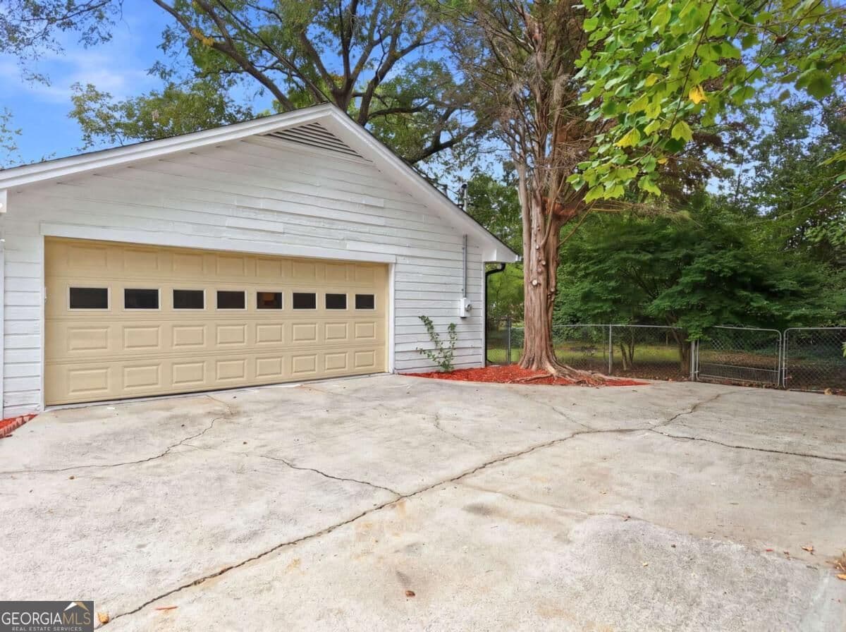 3 bedroom, 2 bathroom, 1,543 sq ft single family residence for sale at 3346 San Antonio Drive, Snellville, GA 30039 — photo 3