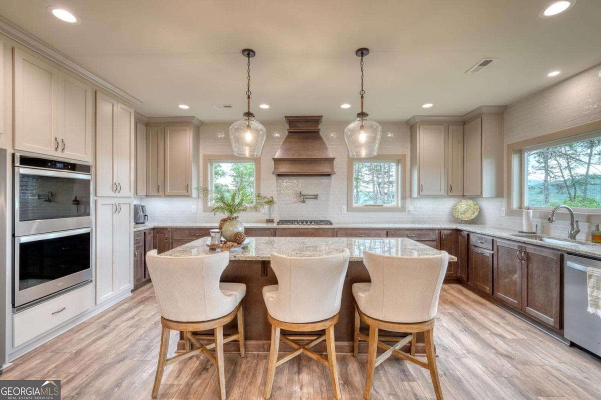 5 bedroom, 4 bathroom, 3,784 sq ft single family residence for sale at 2368 Haven Heights Road, Hiawassee, GA 30546 — photo 5
