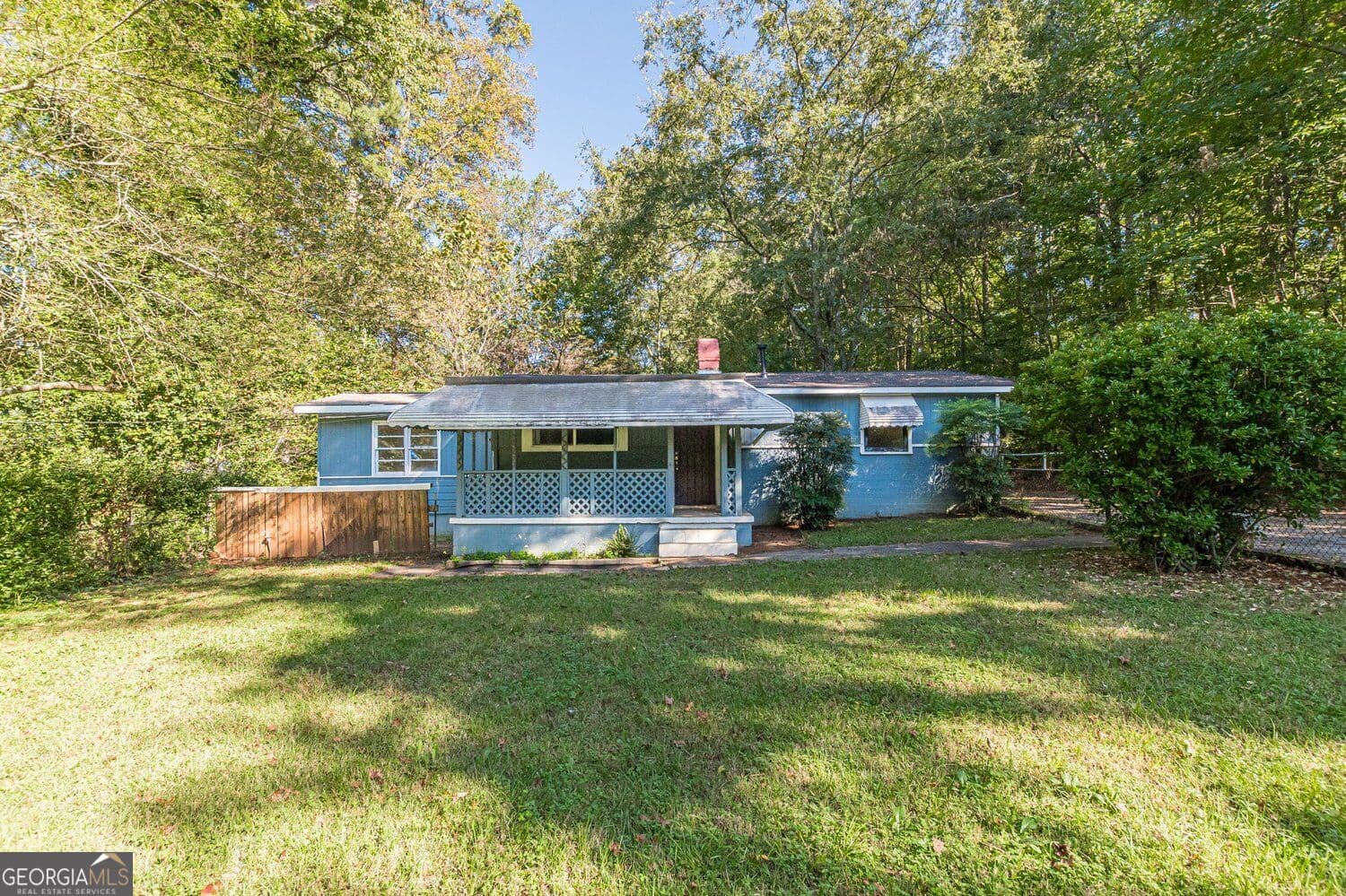 3 bedroom, 1 bathroom, 996 sq ft single family residence for sale at 5749 Pinecrest Road, Austell, GA 30168