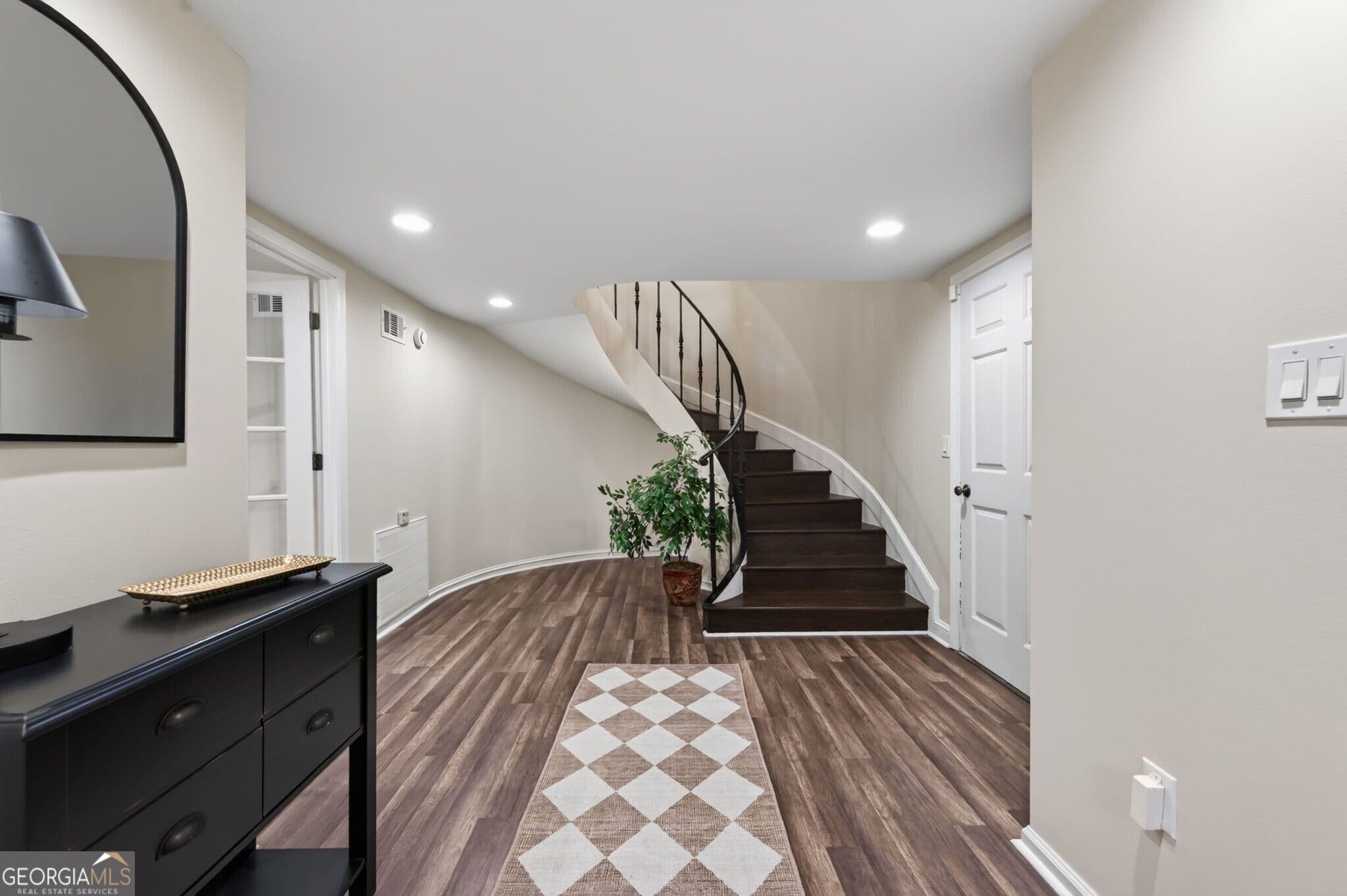 4 bedroom, 2.5 bathroom, 2,100 sq ft townhouse for sale at 420 Jefferson Circle, Sandy Springs, GA 30328 — photo 10
