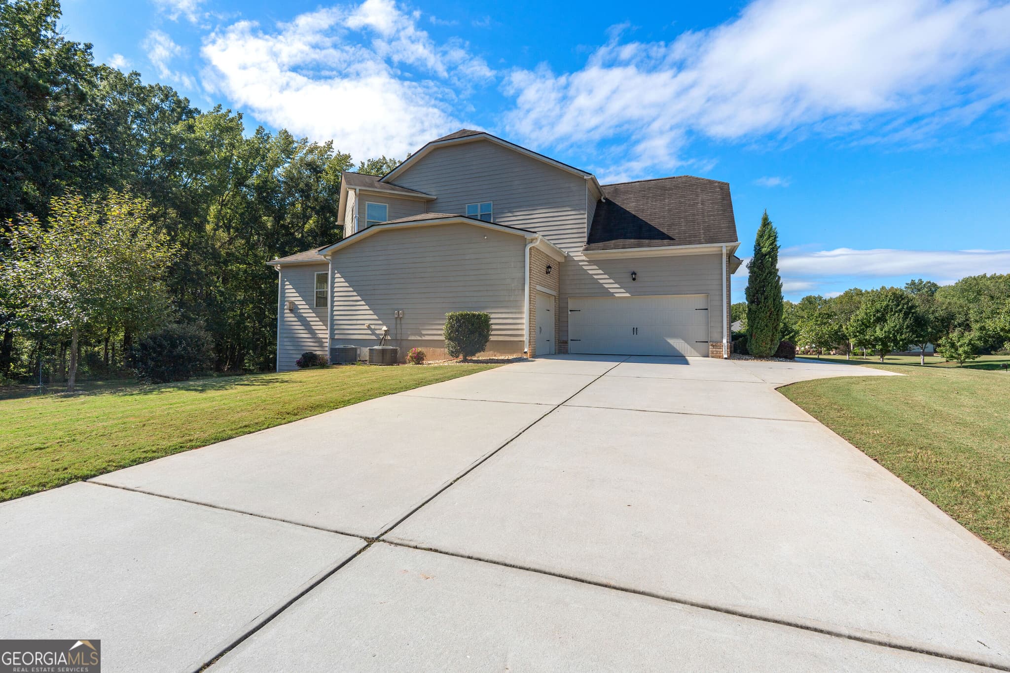 5 bedroom, 4.5 bathroom, 4,106 sq ft single family residence for sale at 125 Bergen Drive, Fayetteville, GA 30215 — photo 4
