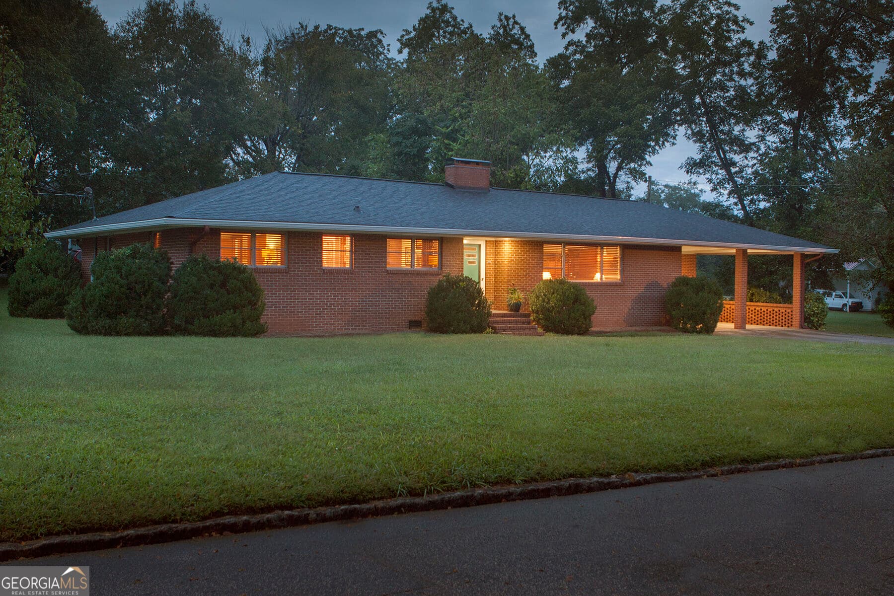 4 bedroom, 3 bathroom, 2,496 sq ft single family residence for sale at 437 Pine Street, Madison, GA 30650 — photo 2