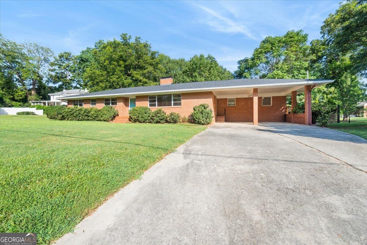 4 bedroom, 3 bathroom, 2,496 sq ft single family residence for sale at 437 Pine Street, Madison, GA 30650 — photo 3